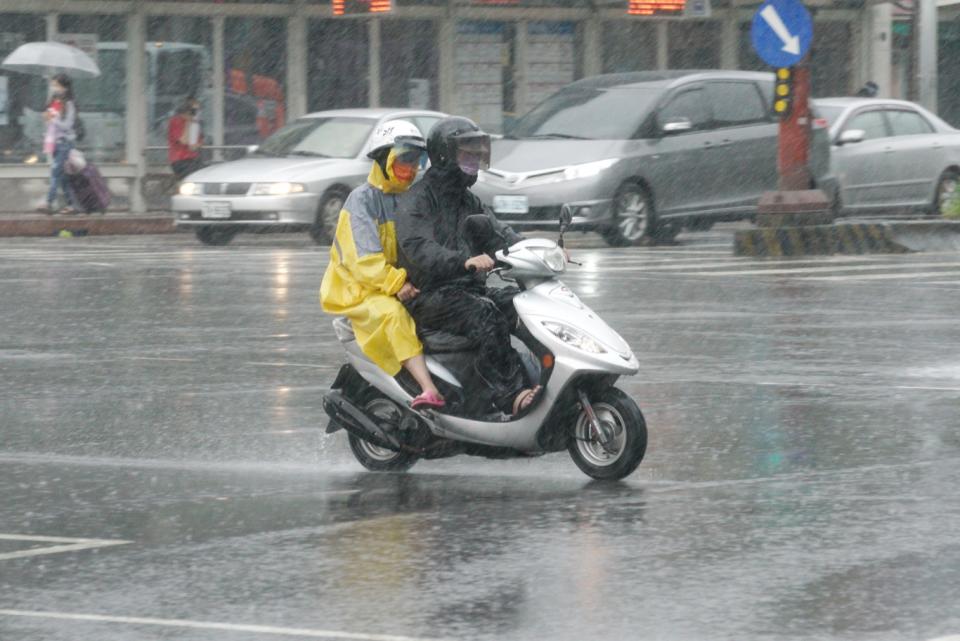 西南季風影響，南部地區今、明(26、27)日兩天將有局部陣雨或雷雨。(資料照)。   圖：張良一/攝