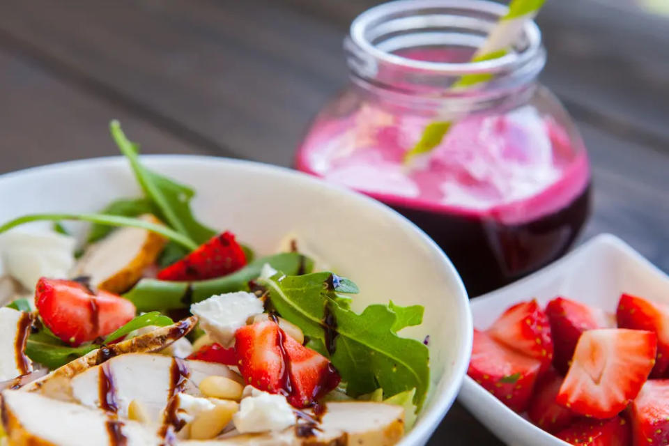 Ensalada de Fresas con Pollo, Queso de Cabra y Crutones