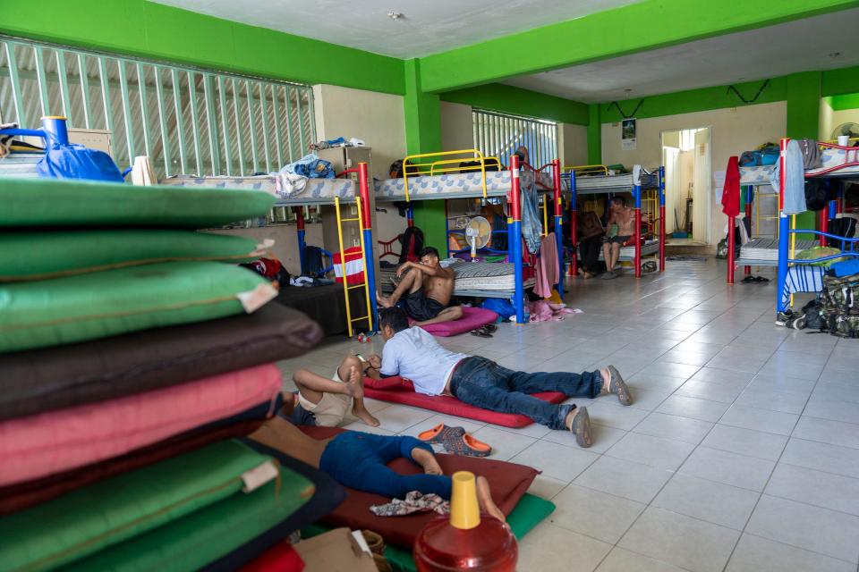 TAPACHULA, México – Familias migrantes centroamericanas viven en el refugio Jesús El Buen Pastor mientras esperan por una visa para continuar su camino al norte, hacia los Estados Unidos.