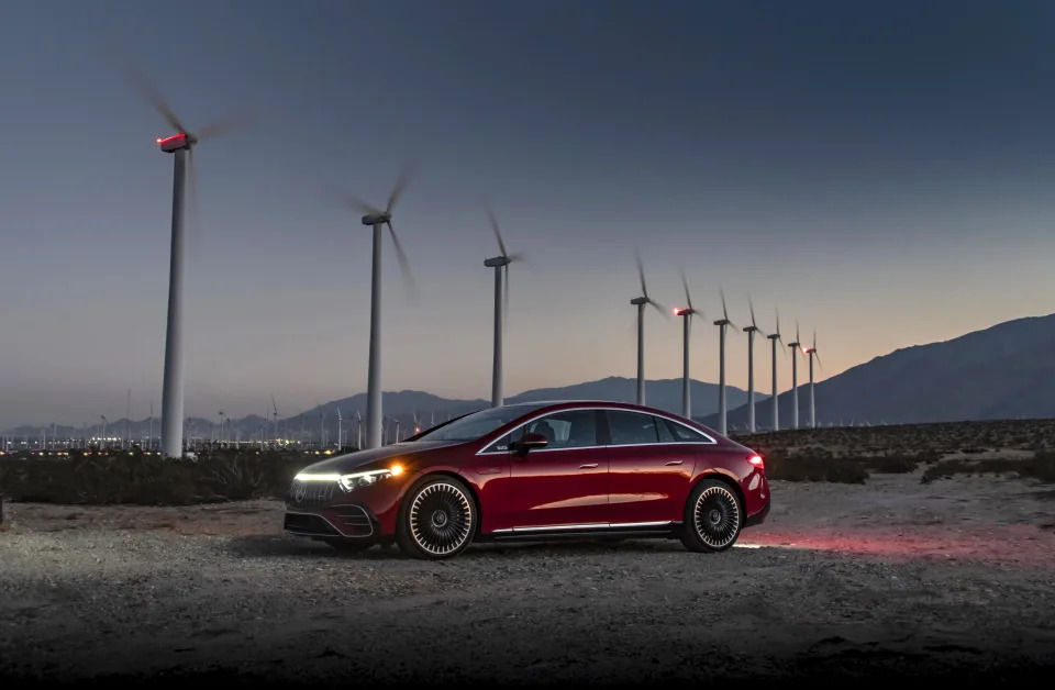 Mercedes-AMG EQS 53 4MATIC+ (Stromverbrauch kombiniert WLTP: 23,4-21,1 kWh/100 km; CO2-Emissionen kombiniert WLTP: 0 g/km; elektrische Reichweite WLTP: 529-586 km); Exterieur: Hyazinthrot Metallic; Interieur: Leder Nappa schwarz/spacegrau;Stromverbrauch kombiniert WLTP: 23,4-21,1 kWh/100 km; CO2-Emissionen kombiniert WLTP: 0 g/km; elektrische Reichweite WLTP: 529-586 km*

Mercedes-AMG EQS 53 4MATIC+ (combined electrical consumption (WLTP: 23,4-21,1 kWh/100 km; CO2 emissions: 0 g/km, range 529-586 km); exterior: hyazinth red metallic; interior: Leather Nappa black/space grau;Combined WLTP power consumption: 23.4-21.1 kWh/100 km; CO2 emissions combined, WLTP: 0 g/km; electric range, WLTP: 529-586 km*