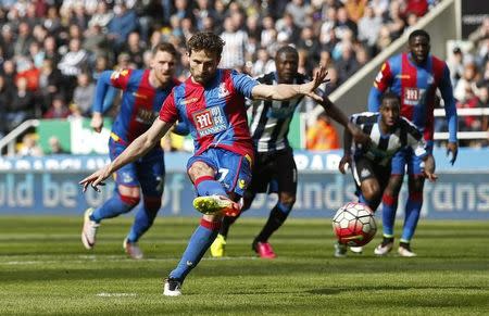 Britain Football Soccer - Newcastle United v Crystal Palace - Barclays Premier League - St James' Park - 30/4/16 Crystal Palace's Yohan Cabaye has his penalty saved by Newcastle's Karl Darlow Action Images via Reuters / Lee Smith Livepic