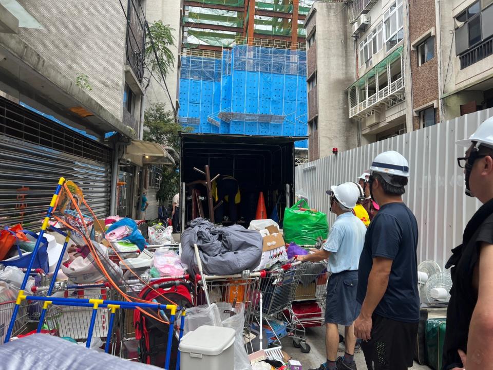 台北市大直街多戶民宅塌陷，17日啟動第4輪受災戶入屋取物。（圖／台北市都發局提供）
