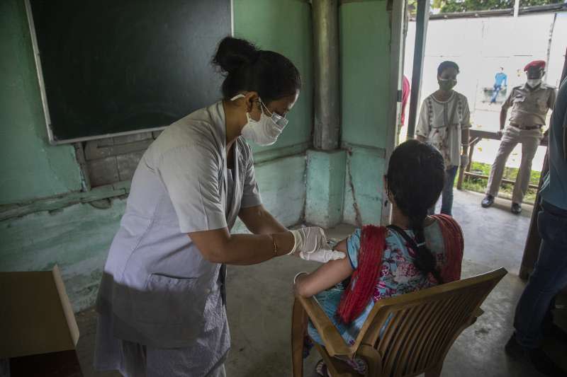 5月10日，印度阿薩姆邦第一大城古瓦哈提，醫護人員正幫民眾施打新冠疫苗Covaxin（美聯社）
