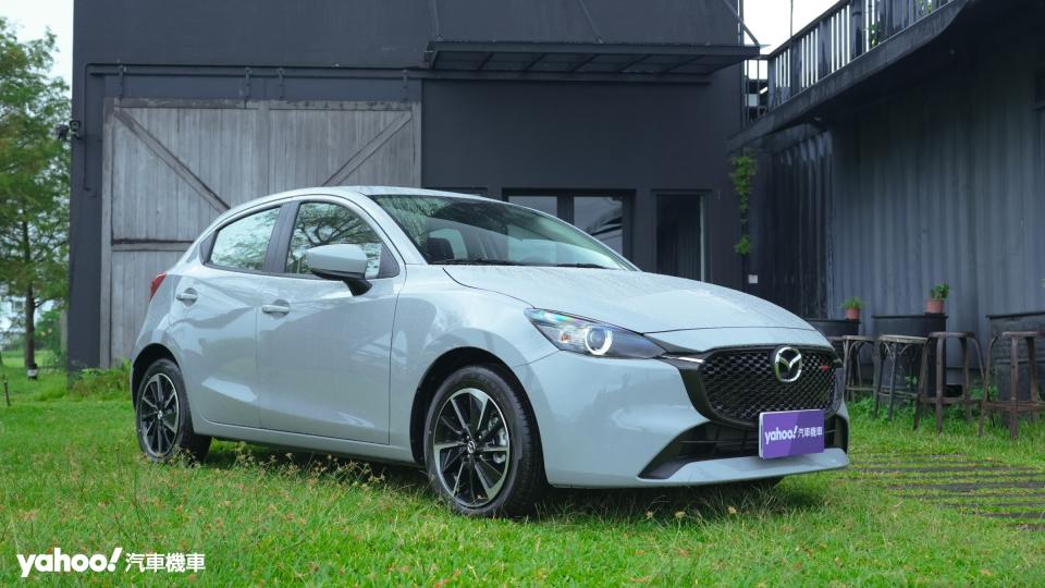 開局即為小型掀背車的Mazda2 15S Urban Sport，身型緊緻好掌握。