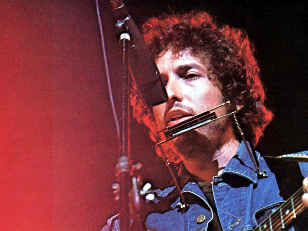 Mit Gitarre und Mundharmonika: So kennen und lieben seine Fans Bob Dylan. (Bild: imago images/Ronald Grant)