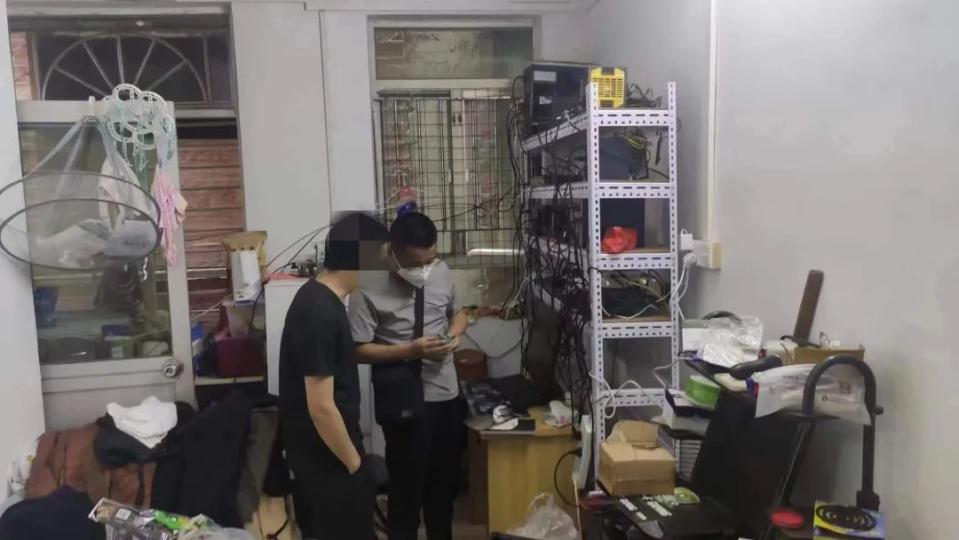 專案民警在嫌疑人位於東莞的住處取證。（圖片來源：甘肅公安官方微信）