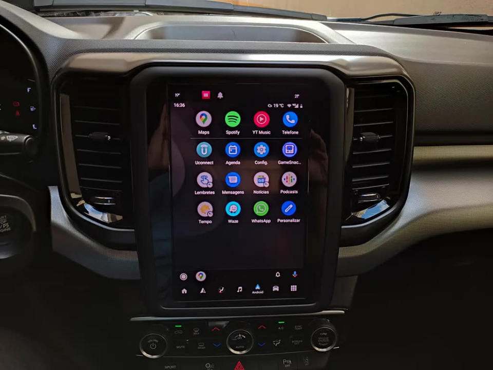 O Android Auto e o Apple CarPlay ficam na tela toda, diferente de outros modelos com centrais de display vertical (Imagem: Felipe Ribeiro/Canaltech)