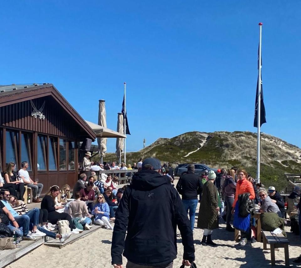 Die Atmosphäre wirkte nicht entspannt – jeder wollte ein Stückchen Sansibar.  - Copyright: Luca Schallenberger