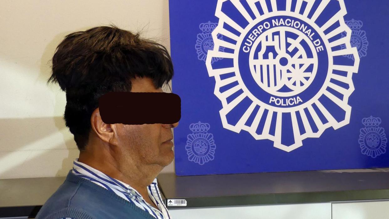 «Bad-Hair-Day»: So versuchte der Drogenkurier, die Sicherheitskontrolle auf dem Flughafen von Barcelona zu passieren. Foto: Spanische Nationalpolizei