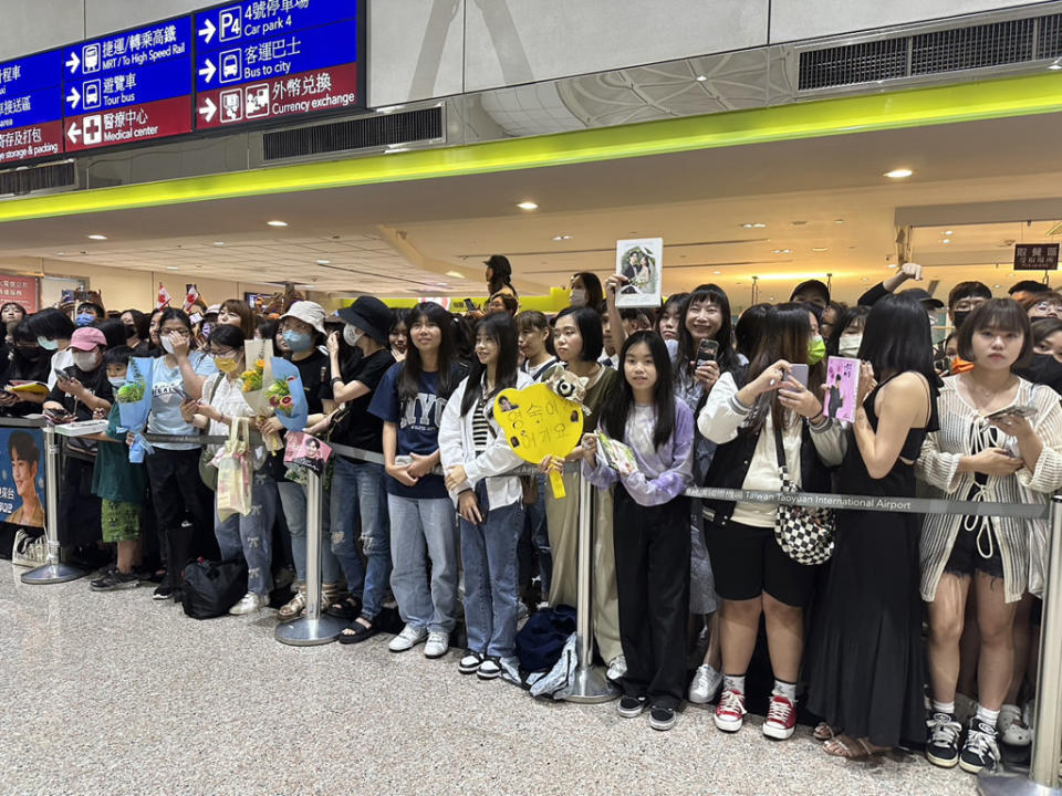 為了迎接男神，桃園機場擠滿金秀賢粉絲。（圖／攝自YT 中時新聞網娛樂）
