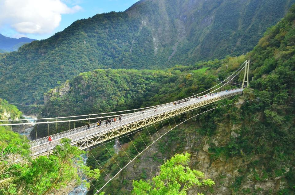 太魯閣「布洛灣吊橋」12月15日開始將調整參觀時段為上午8時30分至下午4時30分。   圖：太管處/提供