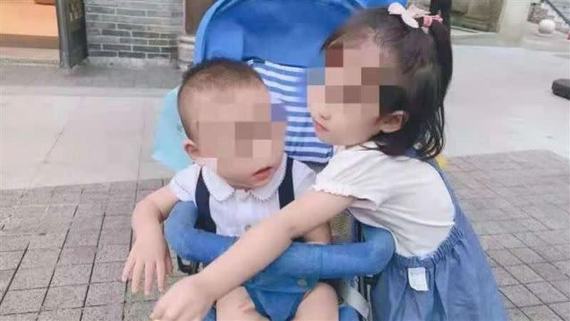 中國重慶市去年11月發生一起孩童墜樓案，當時一對年僅2歲、1歲的小姊弟，從15樓住處墜落身亡，父親相當難過。（圖／翻攝網易新聞）