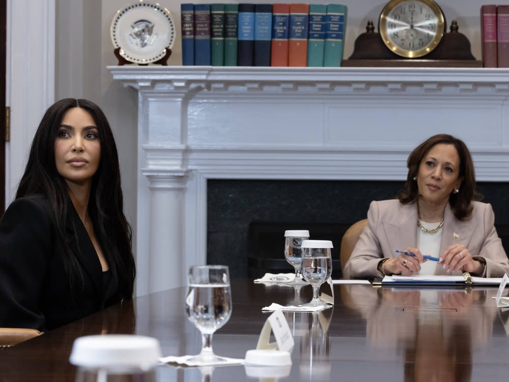 Kim Kardashian (l.) sitzt mit US-Vizepräsidentin Kamala Harris am runden Tisch im Weißen Haus. (Bild:  Michael Reynolds/CNP/NEWSCOM/SIPA/action press)