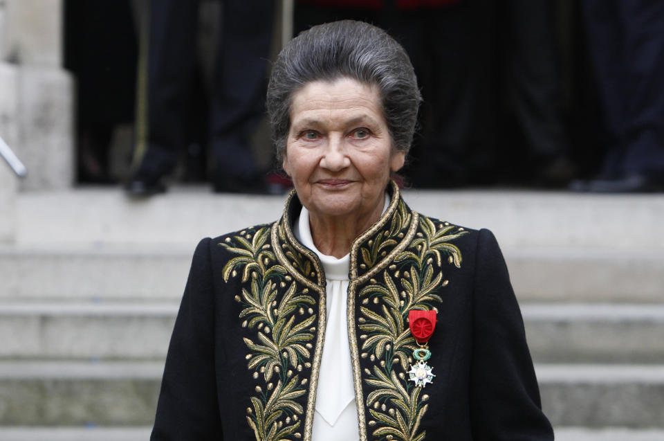 <p>Le 30 juin, l’ancienne ministre de la Santé et femme politique française, est décédée à l’âge de 89 ans. Icône de la lutte pour le droit des femmes, Simone Veil a incarné plusieurs époques marquantes du XXe siècle : la Shoah, le droit des femmes et l’Europe. Rescapée avec sa sœur Denise de la déportation de sa famille dans le camp d’Auschwitz, l’ancienne déportée a eu un parcours hors du commun. Simone Veil a été ministre à plusieurs reprises, sous la présidence de Valéry Giscard d’Estaing (1974 à 1979) et de François Miterraand (1993 à 1995). En tant que ministre de la Santé, elle a préparé et acté la loi pour l’IVG en 1975. Député européenne durant treize ans, elle a également été présidente du Parlement européen de 1979 à 1982. En 2010, Simone Veil est devenue Immortelle en étant élue à l’Académie française. Sur son épée d’académicienne est notamment gravé le numéro de matricule inscrit sur son bras dans les camps. Un hommage national a eu lieu le 5 juillet aux Invalides. À la fin de la cérémonie, Emmanuel Macron annonce qu’elle reposera avec son époux au Panthéon. (Crédit : AFP) </p>