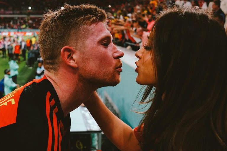 De Bruyne besa a su pareja, luego de la eliminación de Bélgica