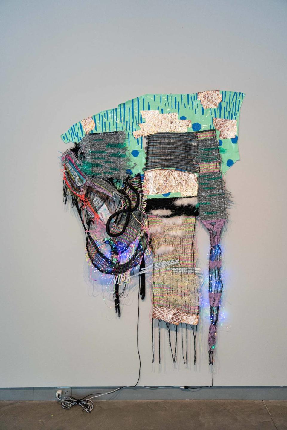 “Sin título” (Fragmentos en movimiento)”, de Denise Treizman. 2021. 72” x 45” x 5” Textil tejido a mano, cinta adhesiva, cinta de pintor, cinta de cobre, funciona con pilas guirnalda y luces LED.