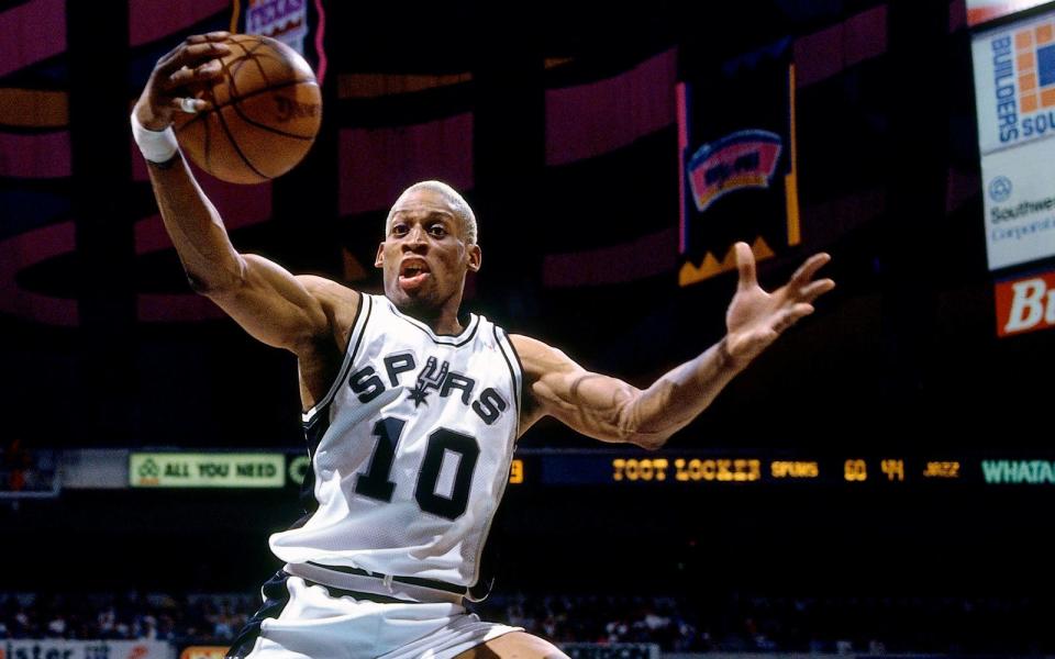 Worauf er Lust hat: Das war 1993 immer noch Basketball. Rodman wechselte von den Detroit Pistons zu den San Antonio Spurs, kam dort aber nicht zurecht. Aufgrund zahlreicher Disziplinlosigkeiten musste Rodman, der inzwischen mehr durch seine Haare als sein Spiel auffiel, das Team 1995 wieder verlassen. Die Karriere schien am Ende ... (Bild: Andrew D. Bernstein/NBAE/Getty Images)