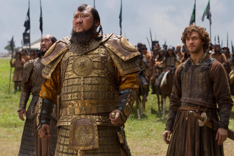 Nicht auf Augenhöhe: Kublai Khan (Benedict Wong, links) war der heimliche Star in "Marco Polo", der Titelheld (Lorenzo Richelmy) hingegen blieb eher blass. (Bild: Phil Bray/Netflix)