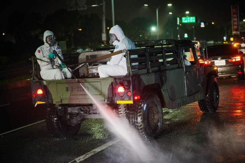 苗栗數個電子廠爆發群聚案，新竹市政府請國軍化學兵針對鄰近香山地區大消毒。（新竹市政府提供）