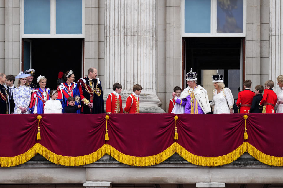 El rey Carlos III y la reina Camila en el balcón del Palacio de Buckingham tras la ceremonia de coronación en Londres, el sábado 6 de mayo de 2023. (AP Foto/Petr David Josek)