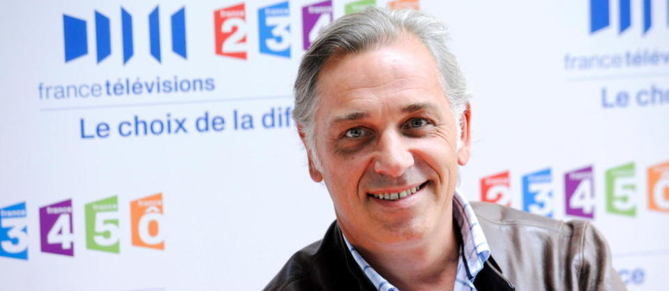 L'animateur Stéphane Thebaut pose à son arrivée pour la conférence de rentrée du groupe audiovisuel public France Télévisions.

