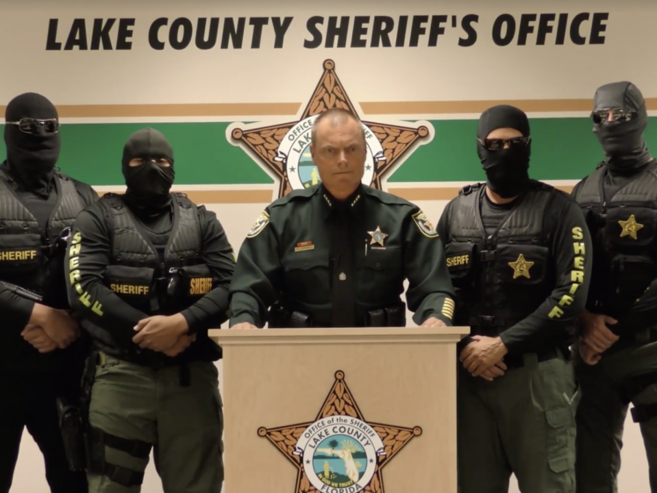 Peyton Grinell, alguacil del Condado Lake en Florida, rodeado de sus oficiales, advirtió a traficantes de heroína de su localidad que irán a buscarlos y “harán volar” las puertas de sus casas al arrestarlos. (Facebook/Alguacil Condado Lake)