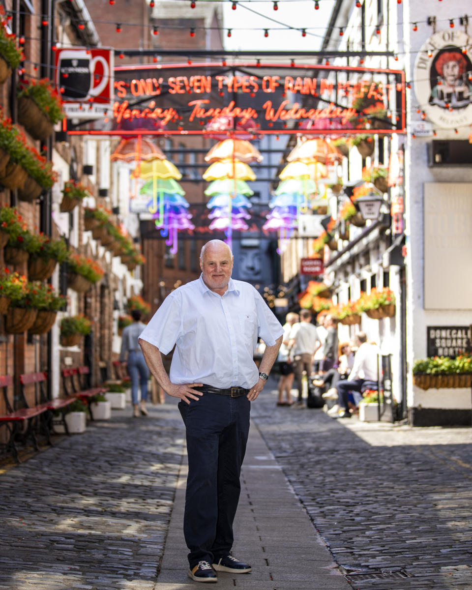 Willie Jack, propietario del famoso Duke of York and Harp Bar en el barrio de la catedral de la ciudad de Belfast, que ha recibido un MBE.  Fecha del cuadro: Jueves 15 de junio de 2023. Foto de PA.  Ver historia PA HONORES Ulster Jack.  El crédito de la foto debe decir: Liam McBurney/PA Wire