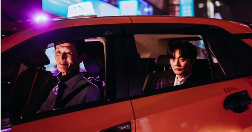 陳博正在MV中演出計程車司機，與許富凱一同飆戲。（圖／何樂音樂提供）