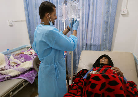 A nurse attends to a woman suffering from cholera at a cholera treatment center in Sanaa, Yemen March 10, 2019. Picture taken March 10, 2019. REUTERS/Khaled Abdullah