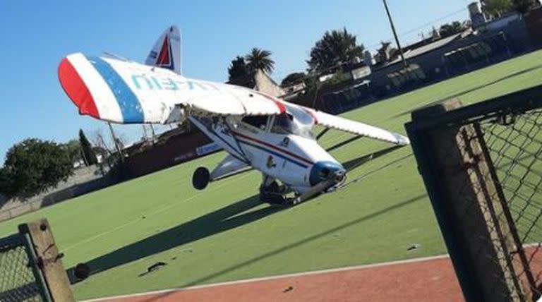 La avioneta publicitaria tuvo que aterrizar en una cancha de Hockey