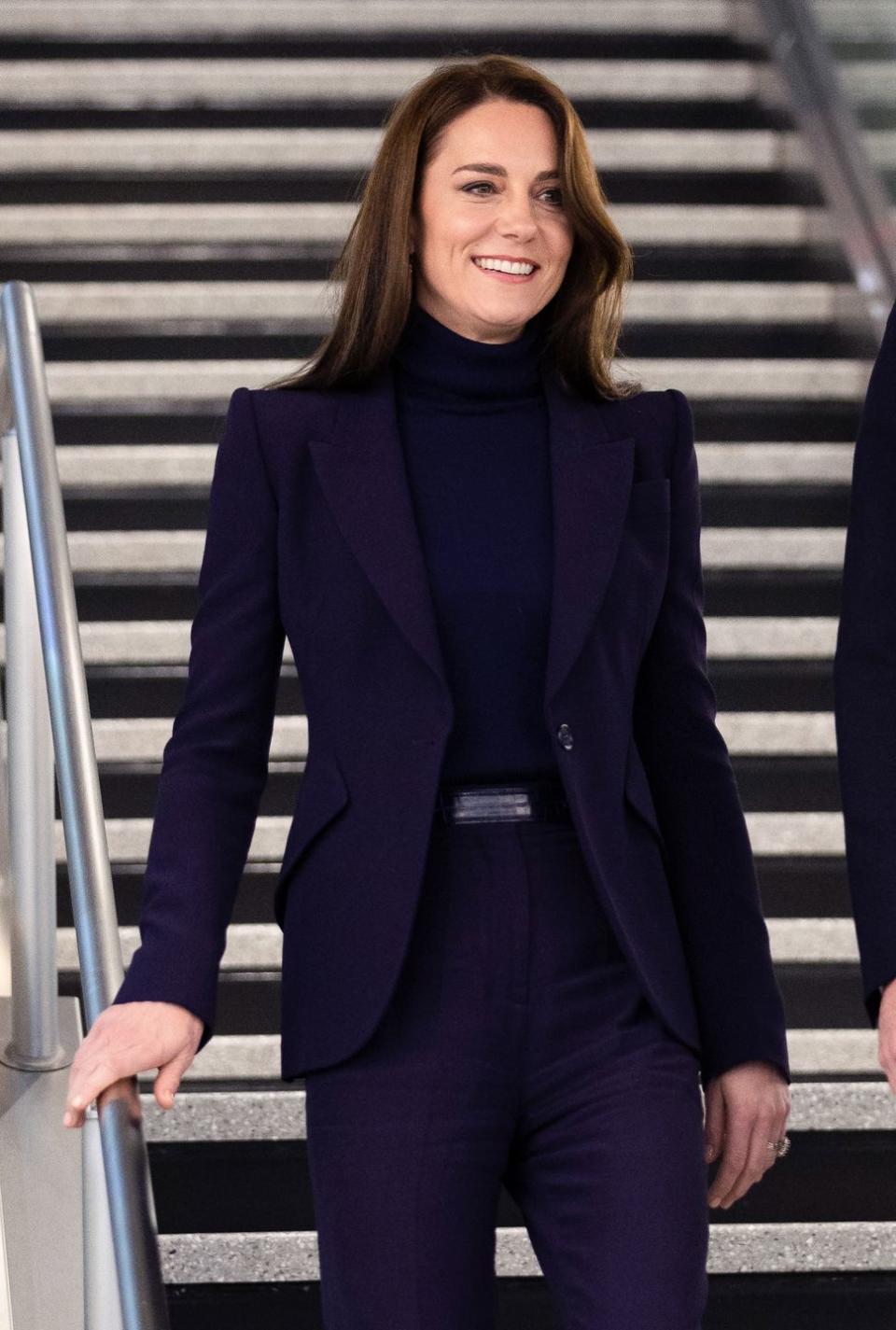 <p>Detalles del look con traje de chaqueta de Alexander McQueen a su llegada al aeropuerto. </p>