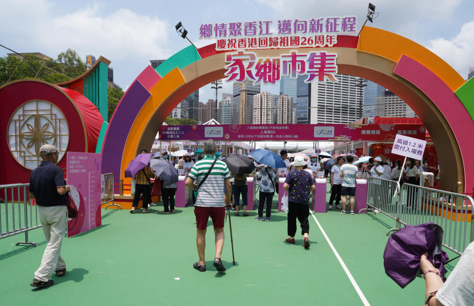 六四｜維園燭光集會場地變同鄉會嘉年華 入場須安檢 藍帽子裝甲車戒備