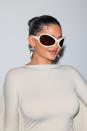 <p>Le détail qui tue dans le look de Kylie Jenner ce 28 septembre à la Fashion Week ? Les lunettes (imposantes), bien évidemment ! (Crédit Pierre Suu/Getty Images)</p> 