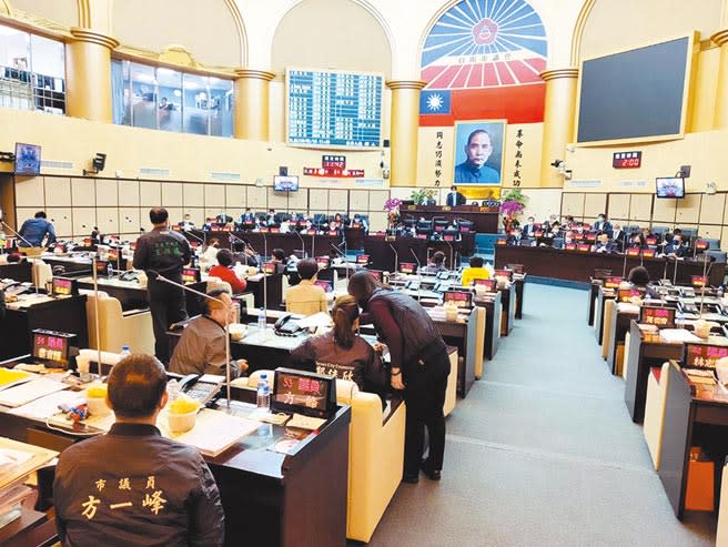 台南市議會召開臨時會順利三讀通過台南市政府110年度總預算案。（洪榮志攝）