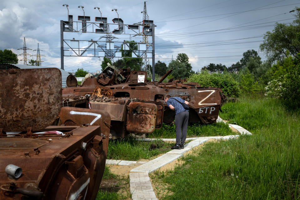 Peatones caminan cerca de una estatua del compositor Serguéi Prokófiev en el centro de Moscú, el 15 de octubre de 2022. (Nanna Heitmann/The New York Times)
