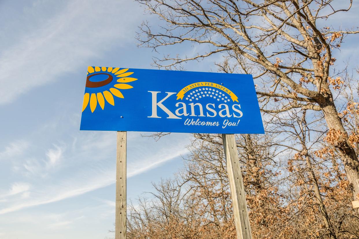 Kansas road sign on border with Missouri