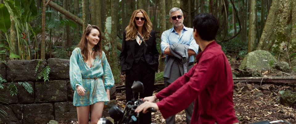 kaitlyn dever, julia roberts, george clooney, ticket to paradise