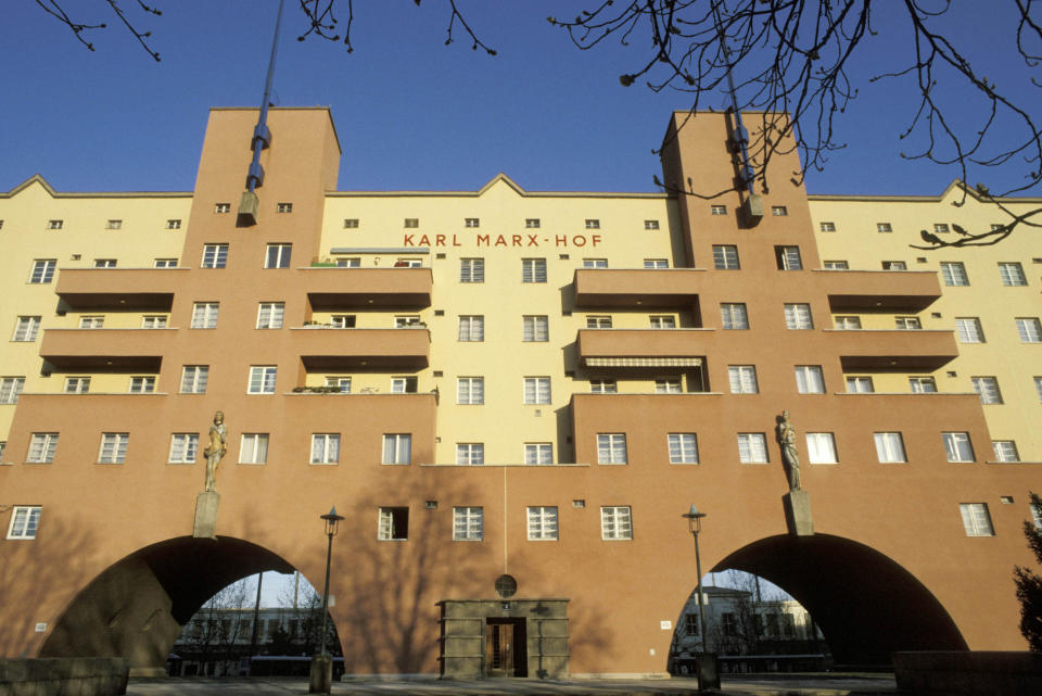 El proyecto de viviendas protegidas Gemeindebau Karl-Marx-Hof, de Viena, construido por el arquitecto Karl Ehn entre 1927-1930, es el edificio residencial más grande del mundo, Austria. (Foto de Viennaslide/Fotografía de construcción/Avalon/Getty Images)