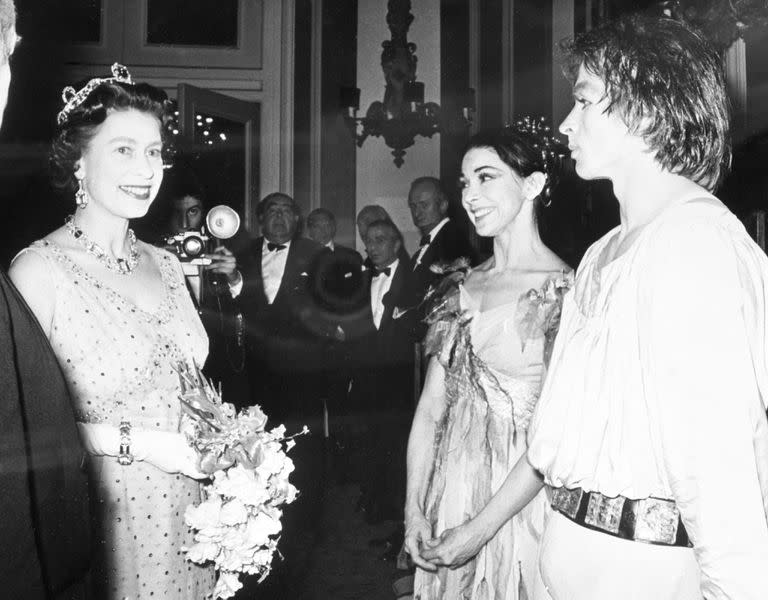 La reina Isabel II conversa con Margot Fonteyn y Rudolf Nureyev después de que la pareja, una de las más célebres del siglo XX, interpretaran los roles protagónicos en "Peleas y Melisande" en el escenario de la Royal Opera House