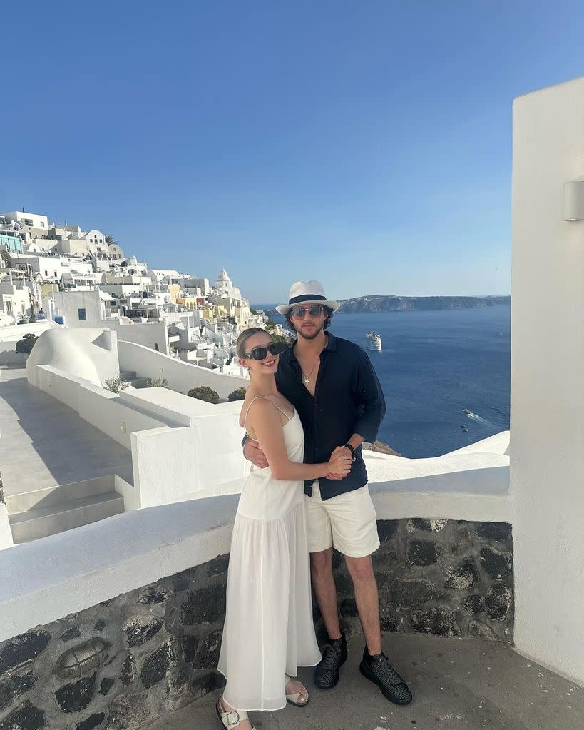 Mía Rubín y su novio Tarik Othon en Santorini, julio 2024