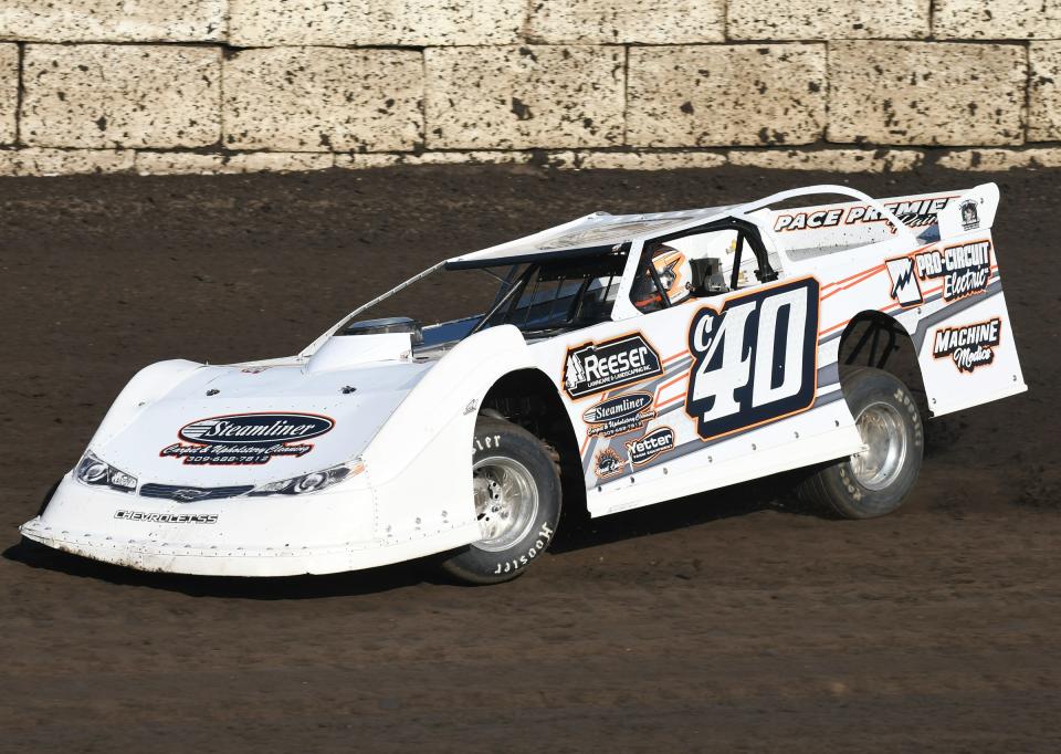 Mike Chasteen Jr. scored an emotional victory at Peoria Speedway last week, two weeks after his father, Mike Sr., passed away.