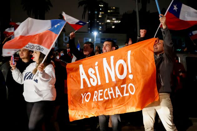Manifestantes en las calles de Santiago, celebrando la victoria de 