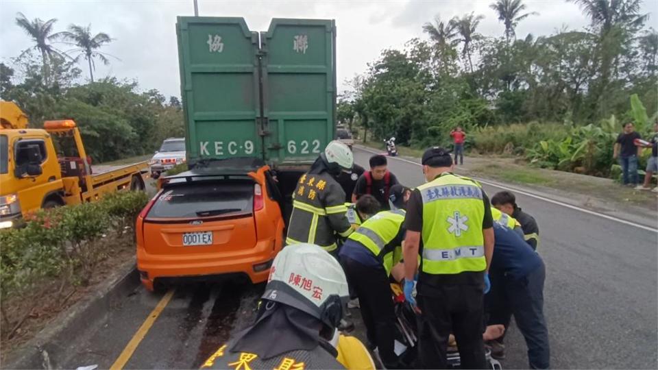 猛力追撞貨車！　轎車嚴重凹陷　駕駛重傷送醫