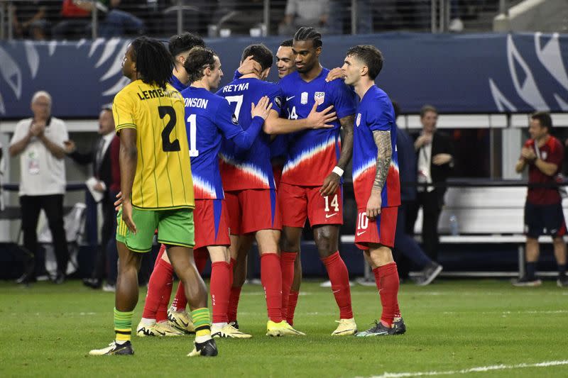 Jugadores de Estados Unidos felicitan a Haji Wright (14) tras anotar uno de sus dos goles con los que ganaron a Jamaica en la Liga de Naciones de la Concacaf