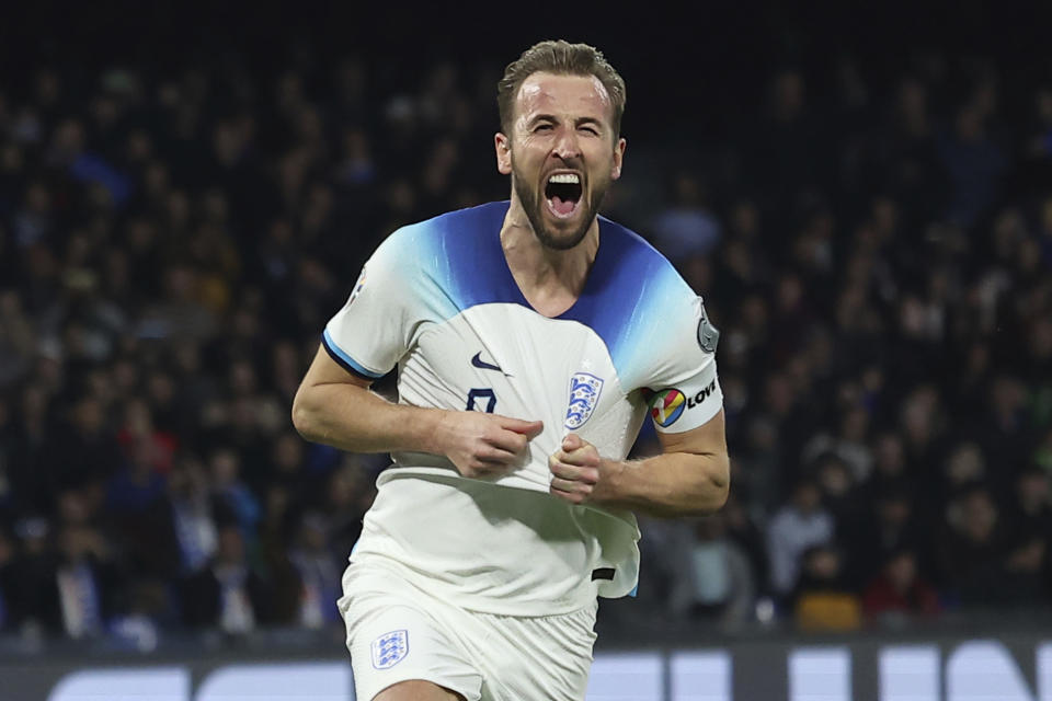 El delantero inglés Harry Kane celebra tras anotar un gol en el partido contra Italia por las eliminatorias de la Eurocopa 2024. (Alessandro Garofalo/Lapresse vía AP)