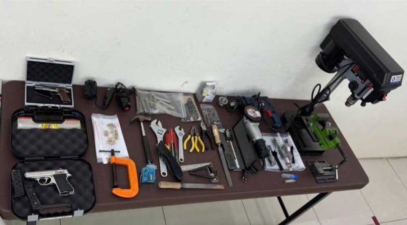 警方當場查扣砂輪機、鑽台、電鑽及改造工具一批。（圖／翻攝畫面）