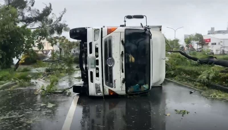 1輛重達17噸的冷凍貨櫃車，剛好吃風面大，遭陣風掀翻（圖／記者王浩原攝影）