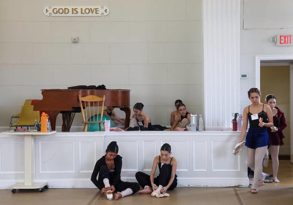 Jóvenes bailarinas reunidas mientras se preparan para ensayar en uno de los estudios de First Church of Christ, Scientist, en Coral Gables, una de las iglesias reconvertidas en Sanctuary of the Arts, el lunes 8 de julio de 2024, en Coral Gables, la Florida.