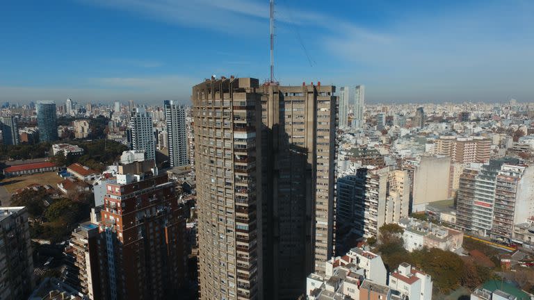 La Torre Dorrego se construyó entre 1968 y 1972 y es imponente desde cualquier lugar de la ciudad desde el que se la observe