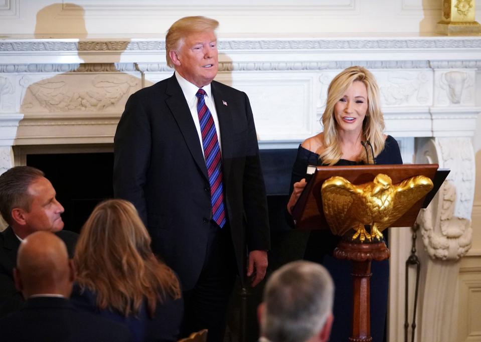 El presidente Donald Trump con la pastora Paula White durante una cena en la Casa Blanca a la que acudieron líderes evangélicos en 2018. (Getty Images)